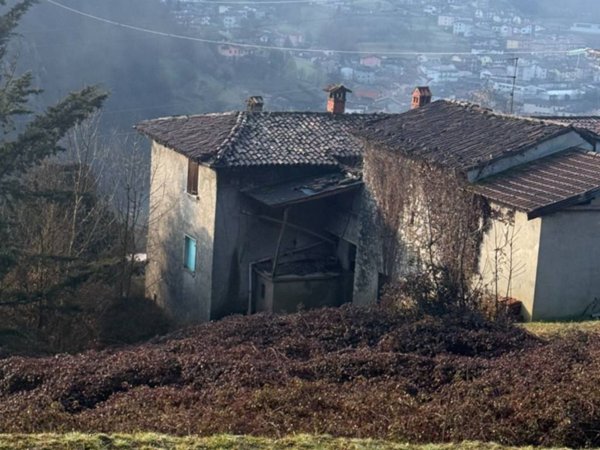 casa indipendente in vendita a Zogno in zona Ambria / Spino al Brembo