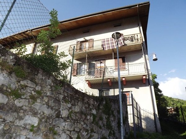 appartamento in vendita a Zogno in zona Ambria / Spino al Brembo