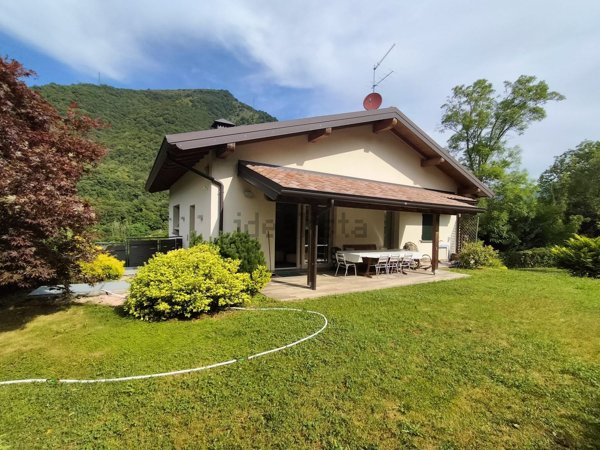 casa indipendente in vendita a Zogno in zona Endenna