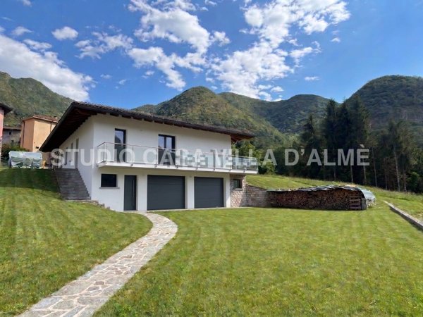 casa indipendente in vendita a Zogno in zona Stabello