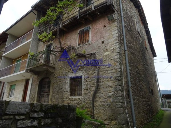 casa indipendente in vendita a Zogno in zona Ambria / Spino al Brembo
