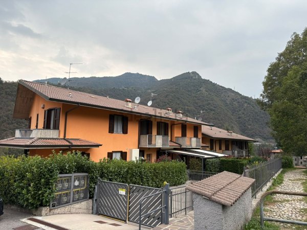 appartamento in vendita a Zogno in zona Endenna