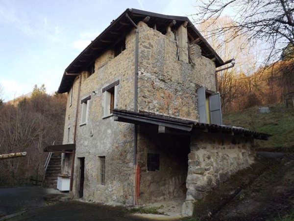 esavano in vendita a Costa Serina