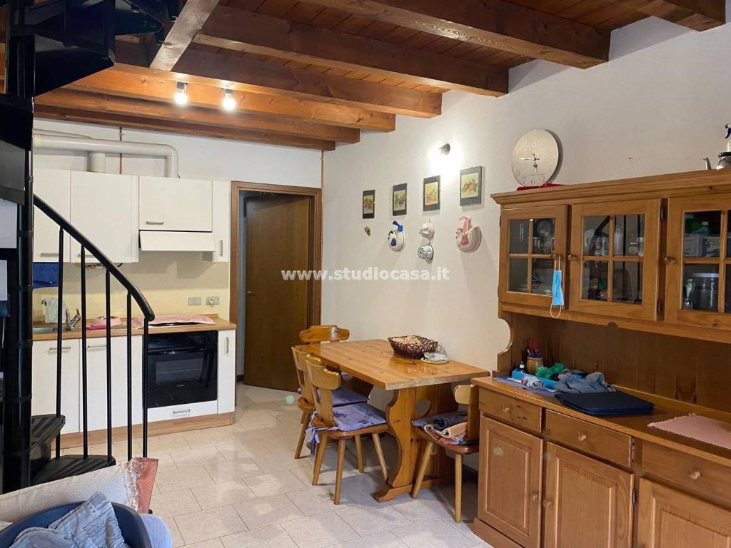casa indipendente in vendita ad Algua in zona Sambusita