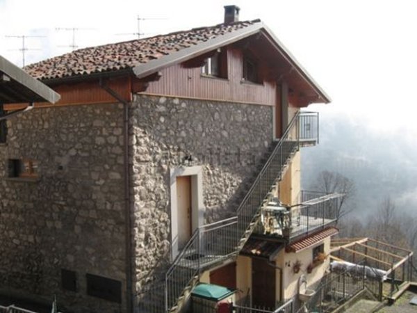 appartamento in vendita ad Algua in zona Frerola