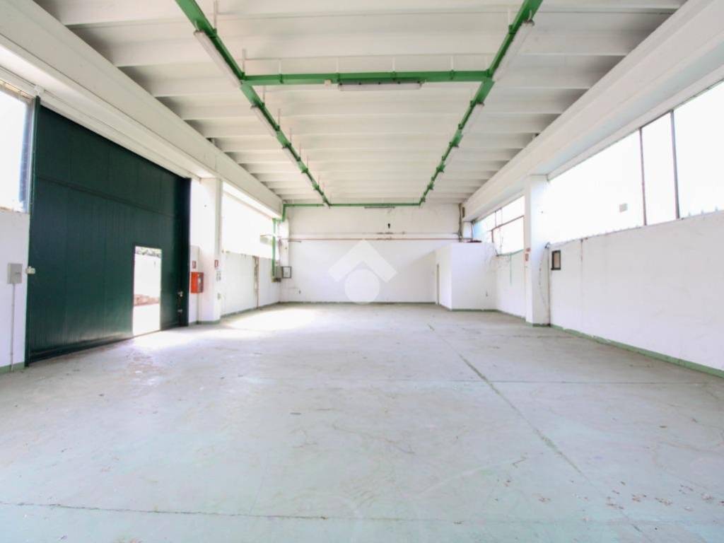 locale commerciale in vendita a Medolago