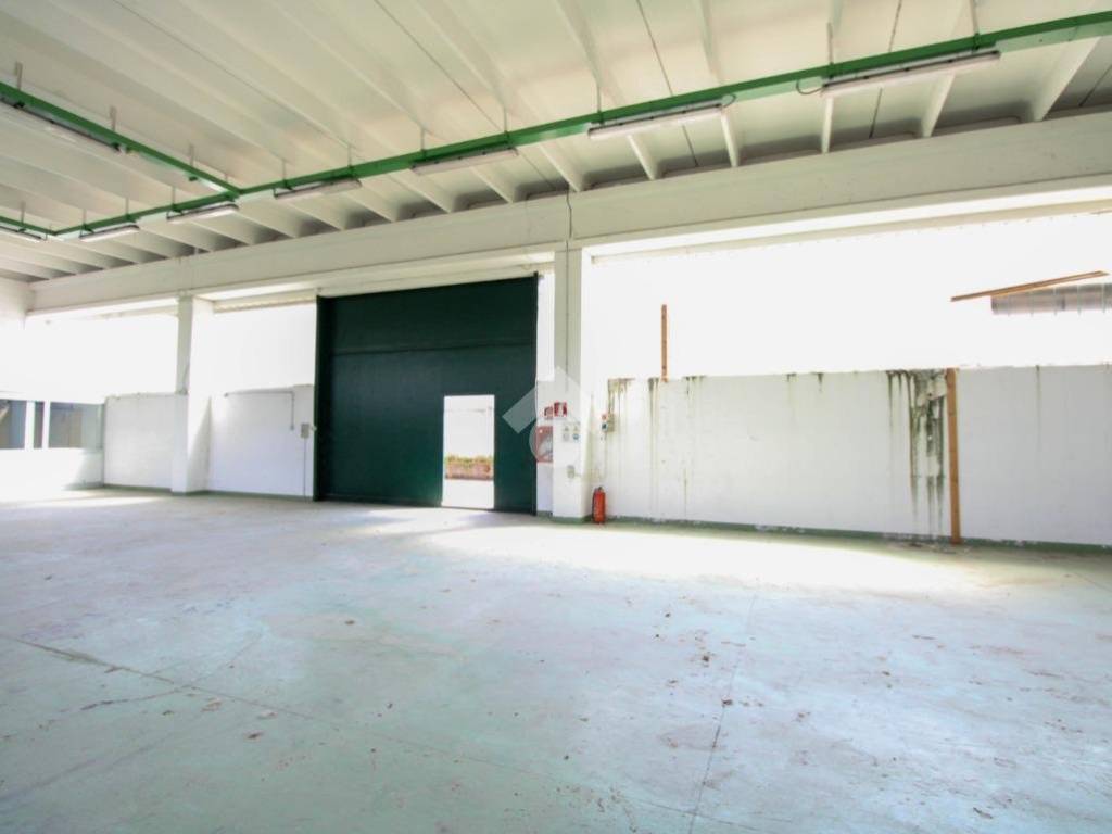 locale commerciale in vendita a Medolago