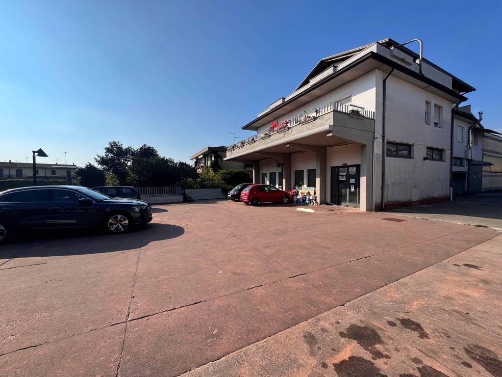 locale commerciale in vendita a Medolago