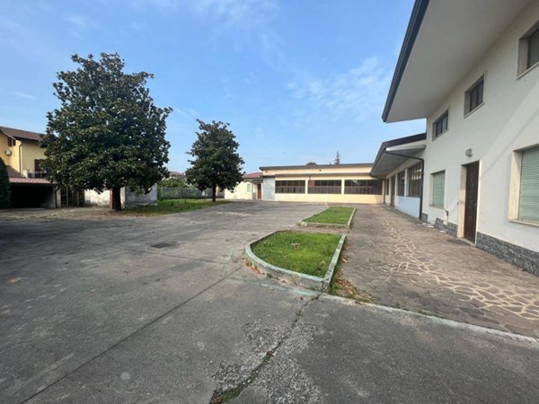 locale commerciale in vendita a Solza