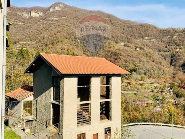 casale in vendita a Sant'Omobono Terme in zona Valsecca