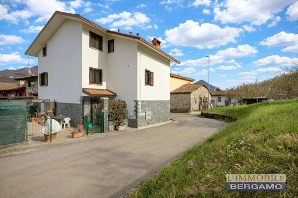 casa indipendente in vendita a Sant'Omobono Terme