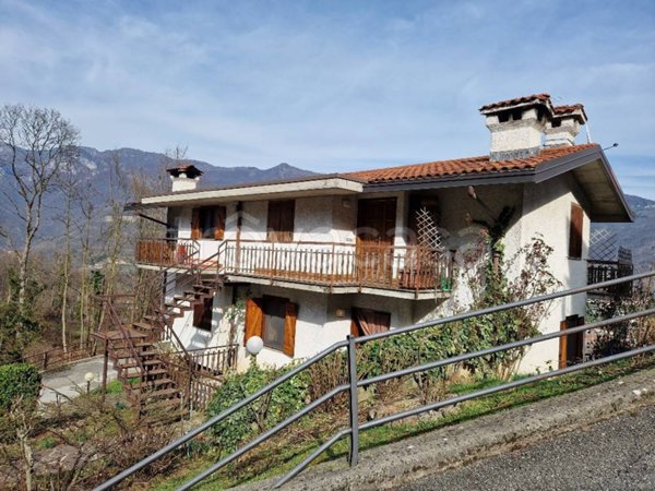 appartamento in vendita a Val Brembilla in zona Laxolo