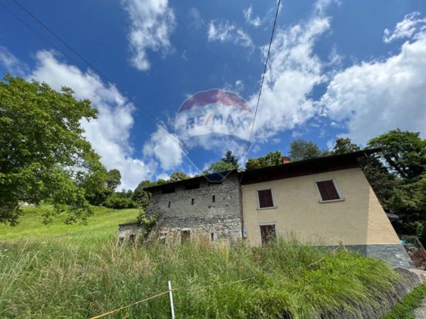 casa indipendente in vendita a Val Brembilla in zona Gerosa