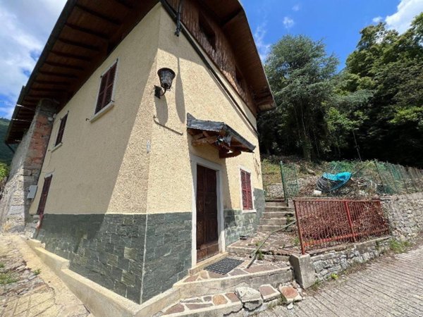 casa indipendente in vendita a Val Brembilla in zona Gerosa