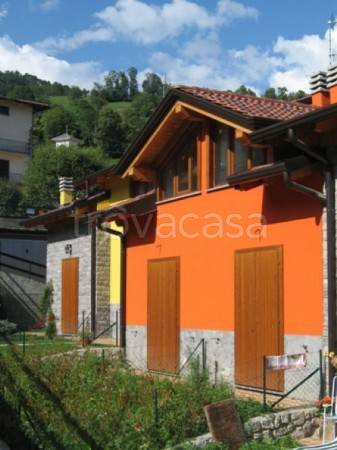 casa indipendente in vendita a Val Brembilla
