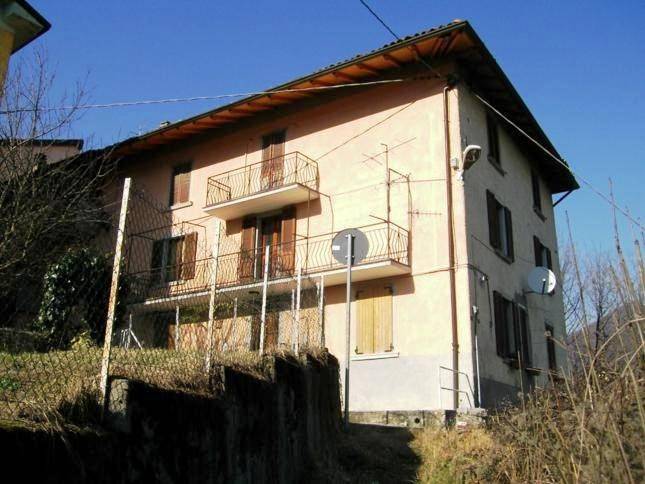 appartamento in vendita a Val Brembilla in zona Brembilla