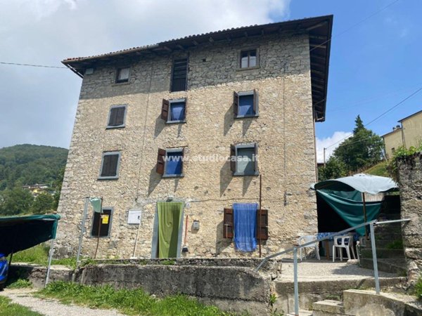 casa indipendente in vendita a Val Brembilla