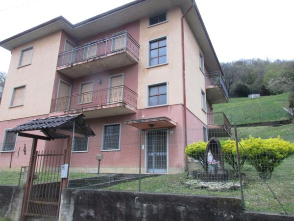 casa indipendente in vendita a Val Brembilla in zona Brembilla