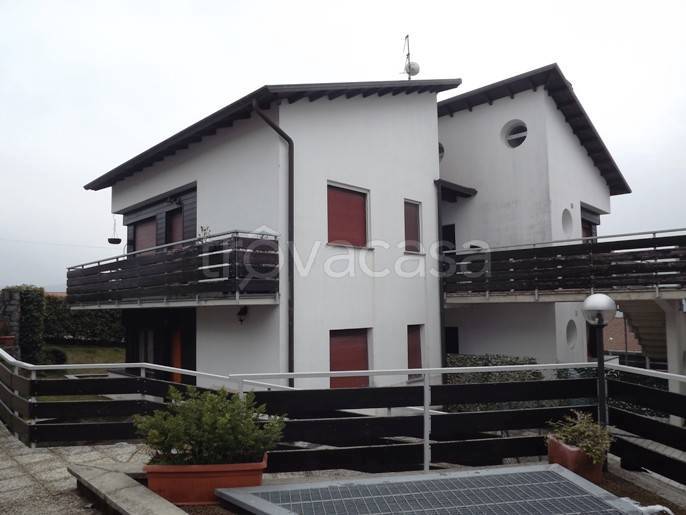 appartamento in vendita a Val Brembilla in zona Gerosa