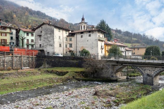 casa indipendente in vendita a Val Brembilla