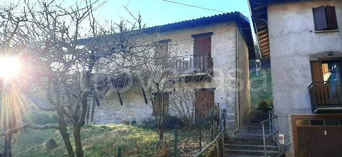 casa indipendente in vendita a Val Brembilla