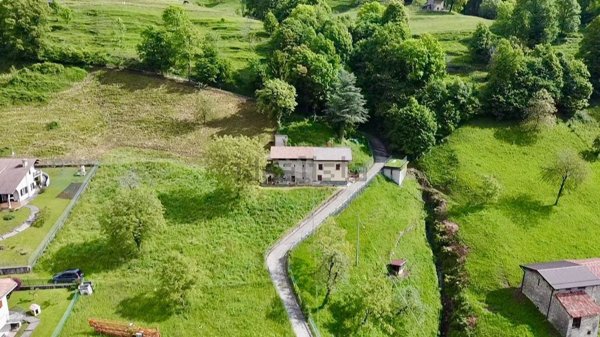 appartamento in vendita a Val Brembilla in zona Gerosa