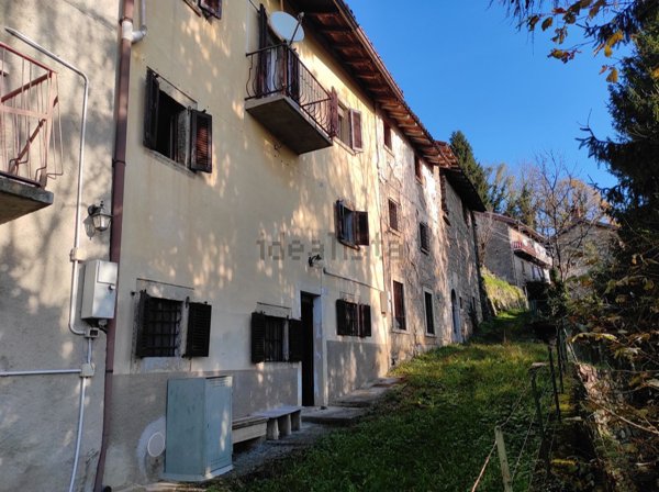 appartamento in vendita a Val Brembilla in zona Bura