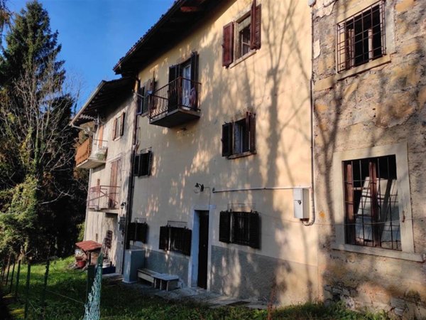 appartamento in vendita a Val Brembilla in zona Bura
