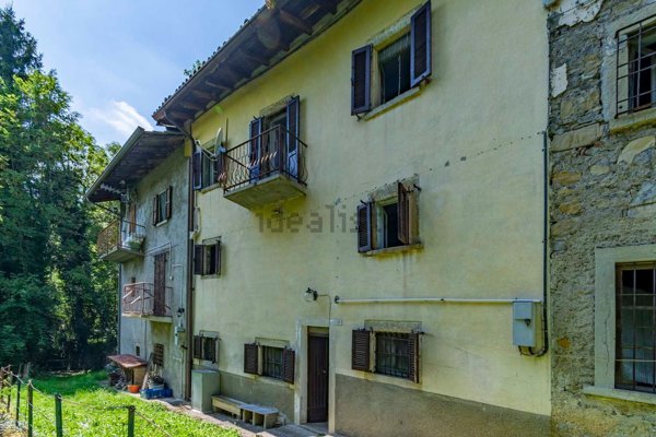 appartamento in vendita a Val Brembilla in zona Gerosa