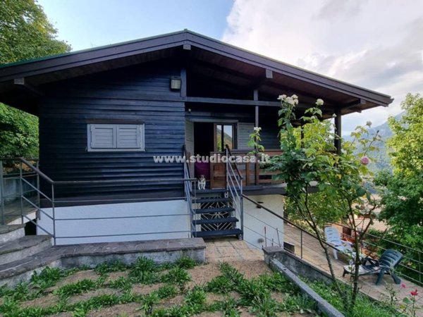 casa indipendente in vendita a Val Brembilla in zona Laxolo