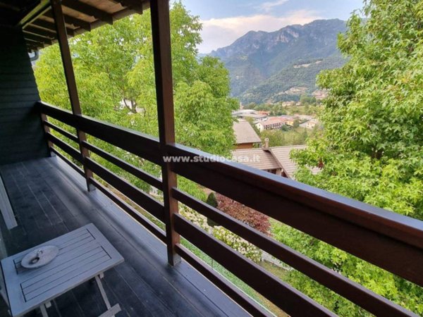 casa indipendente in vendita a Val Brembilla in zona Laxolo