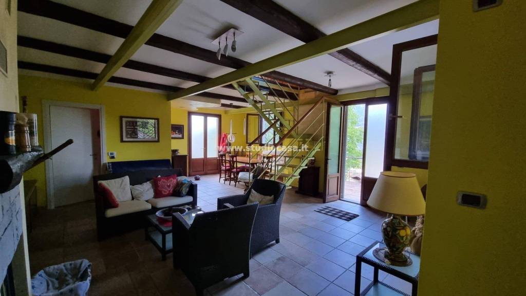 casa indipendente in vendita a Val Brembilla in zona Laxolo