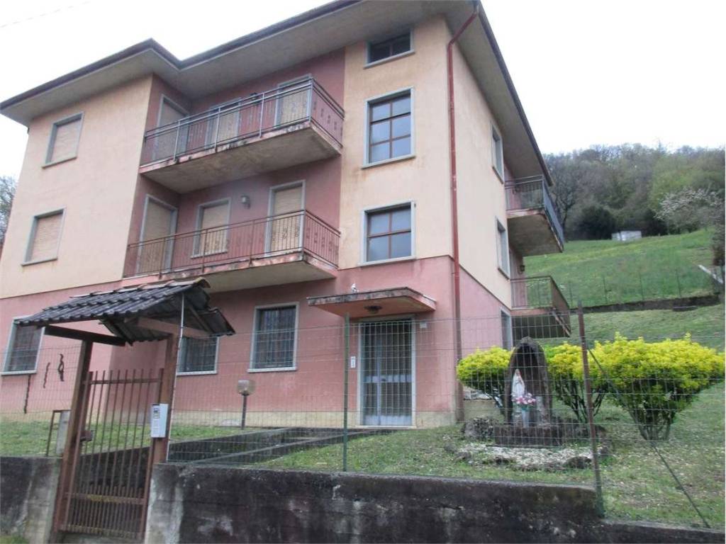 casa indipendente in vendita a Val Brembilla