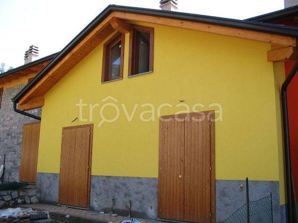 casa indipendente in vendita a Val Brembilla