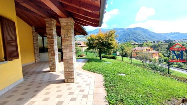 casa indipendente in vendita a Val Brembilla in zona Laxolo