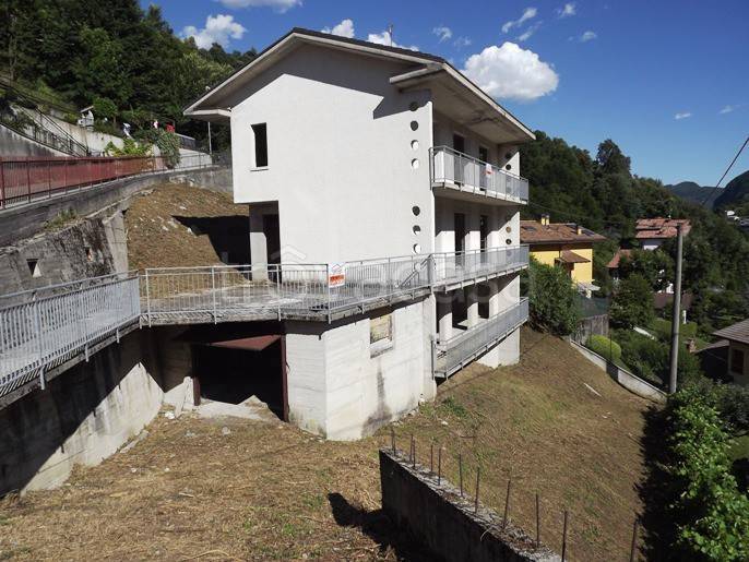 casa indipendente in vendita a Val Brembilla in zona Brembilla