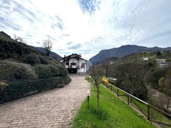 casa indipendente in vendita a Val Brembilla