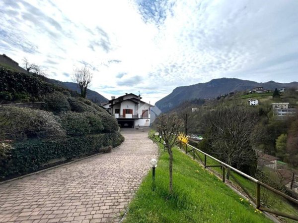 casa indipendente in vendita a Val Brembilla in zona Brembilla