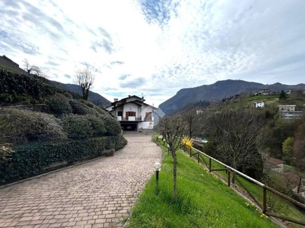 casa indipendente in vendita a Val Brembilla