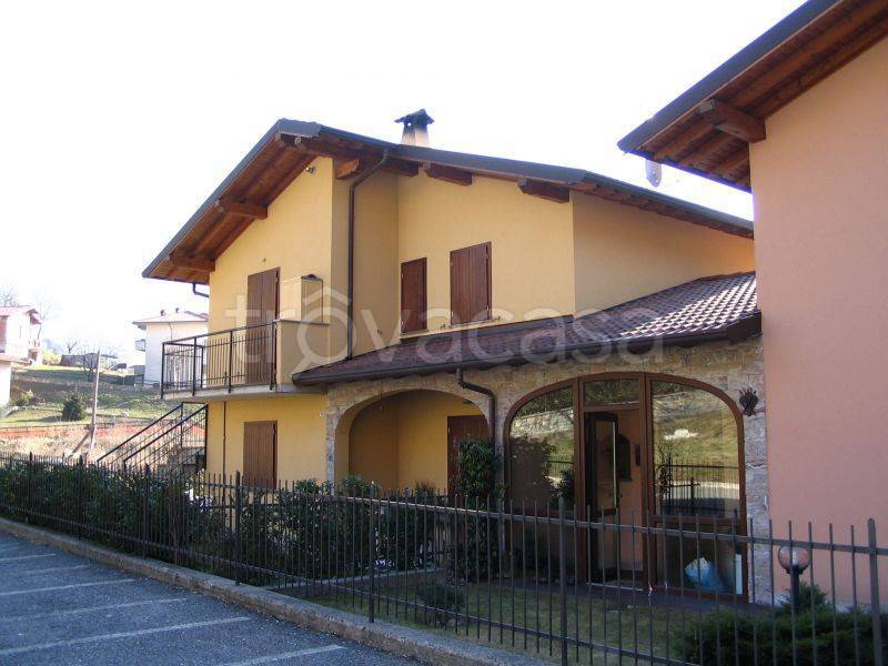 appartamento in vendita a Val Brembilla