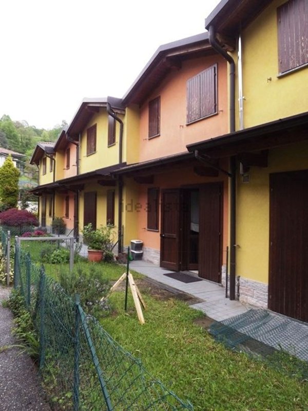 appartamento in vendita a Val Brembilla in zona Gerosa