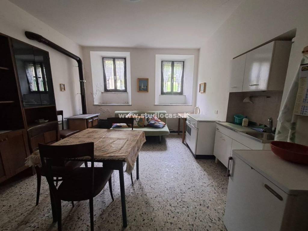 appartamento in vendita a Val Brembilla in zona Gerosa