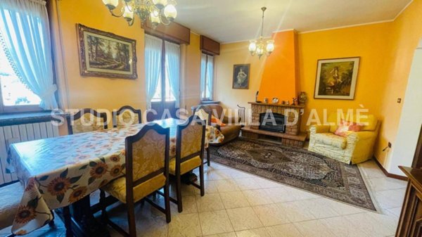 appartamento in vendita a Val Brembilla in zona Laxolo