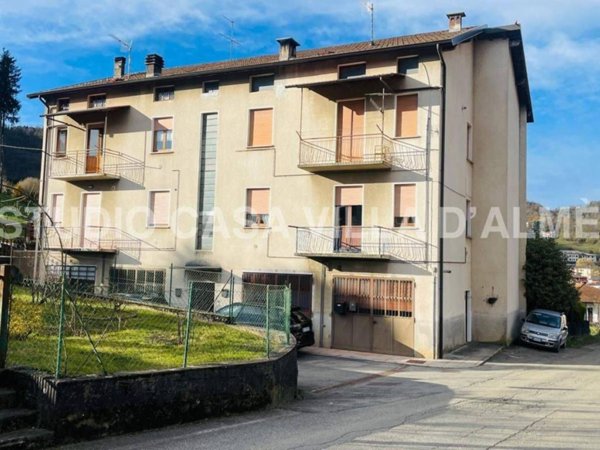 appartamento in vendita a Val Brembilla in zona Laxolo