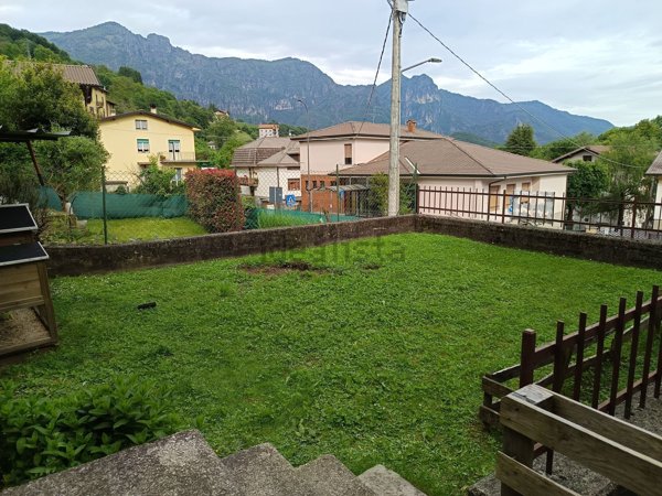 casa indipendente in vendita a Val Brembilla in zona Brembilla
