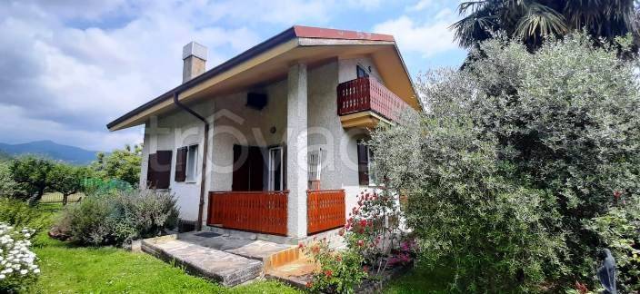 casa indipendente in vendita a Val Brembilla in zona Laxolo