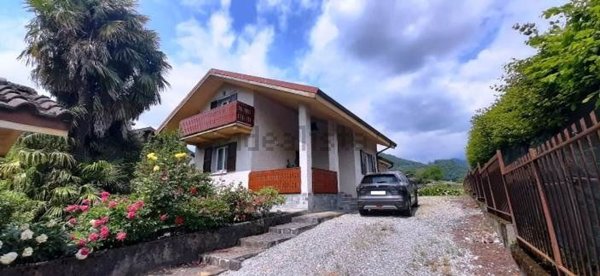 casa indipendente in vendita a Val Brembilla in zona Laxolo