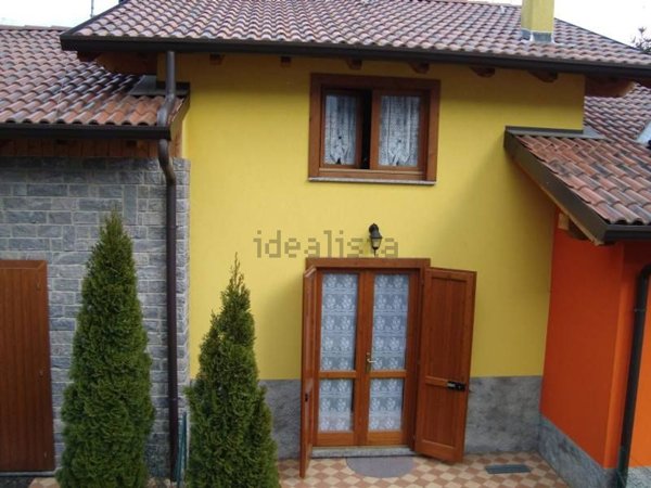 casa indipendente in vendita a Val Brembilla in zona Gerosa