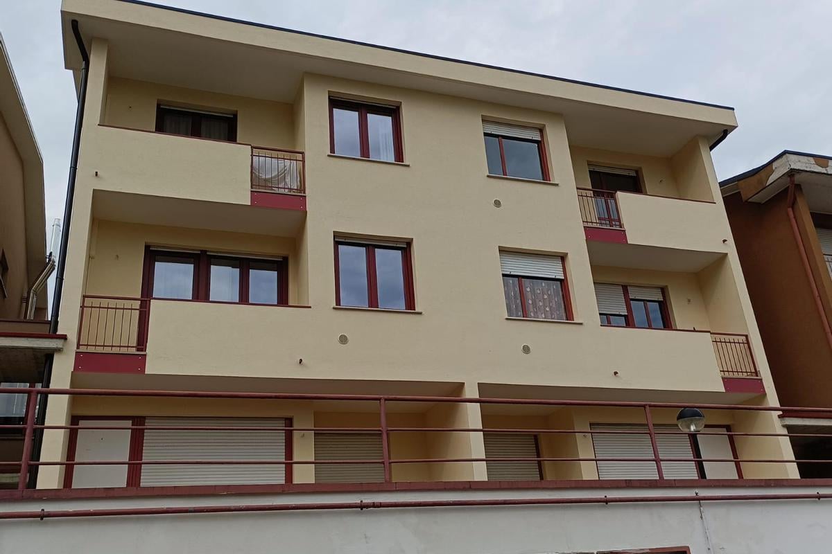 appartamento in vendita a Val Brembilla in zona Laxolo