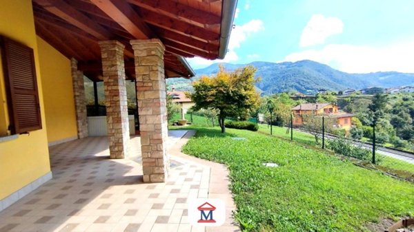 casa indipendente in vendita a Val Brembilla in zona Laxolo